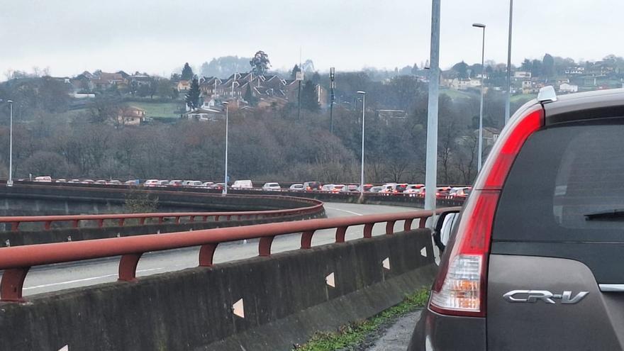 Gran atasco en la salida de Oviedo hacia Gijón y en la autopista por un accidente en La Bolgachina