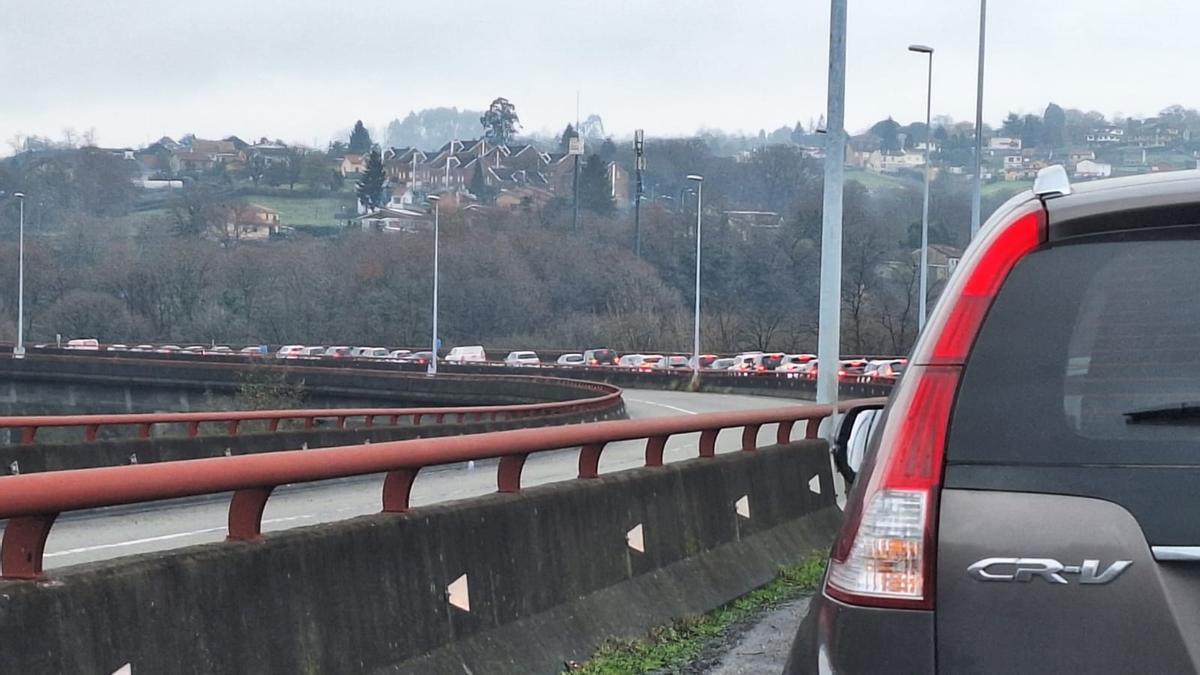 El atasco generado en la salida de Oviedo por el accidente en el túnel de La Bolgachina.