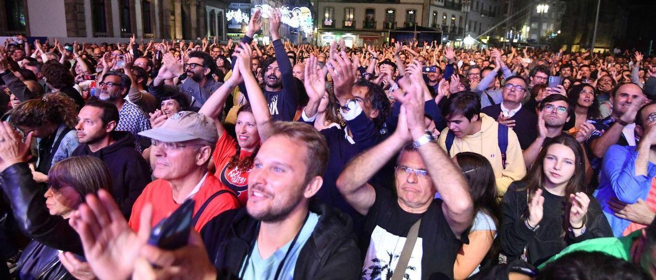 El público abarrotó la plaza de España durante el concierto inaugural de la semana grande.