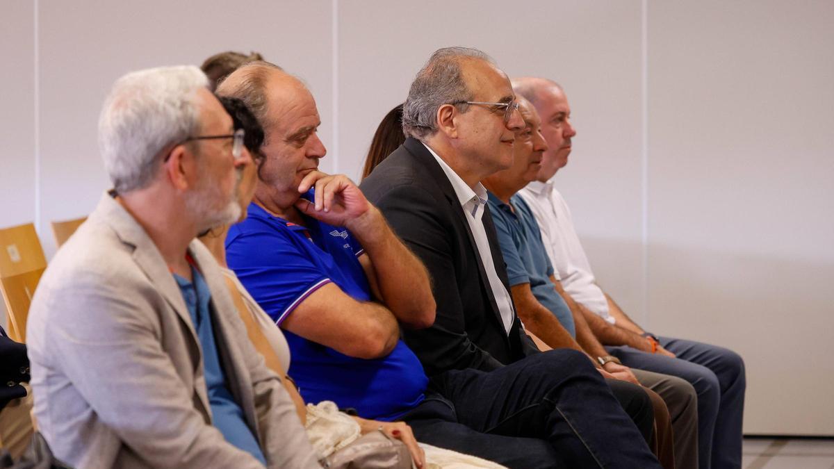 Sergio Blasco, en el centro con gafas y chaqueta negra, al inicio del juicio celebrado en la sección primera de la Audiencia de València.
