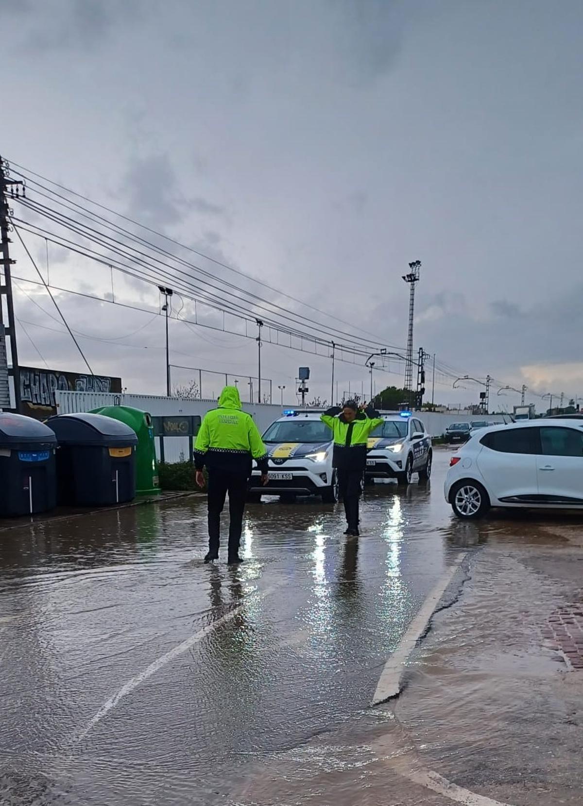 Policía Local de Paterna durante la mañana de este viernes ante las fuertes lluvias