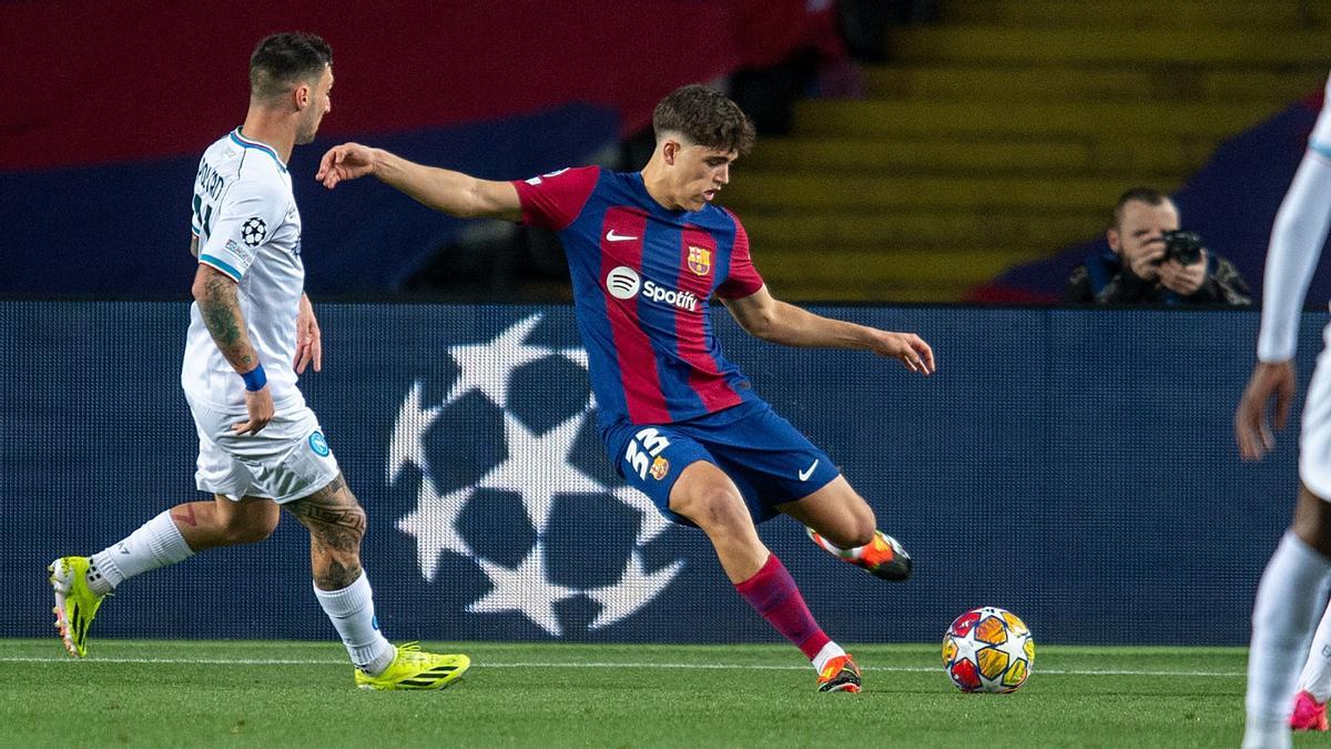 Cubarsí saca un balón desde la defensa del Barça con la izquierda ante la presión de Politano.