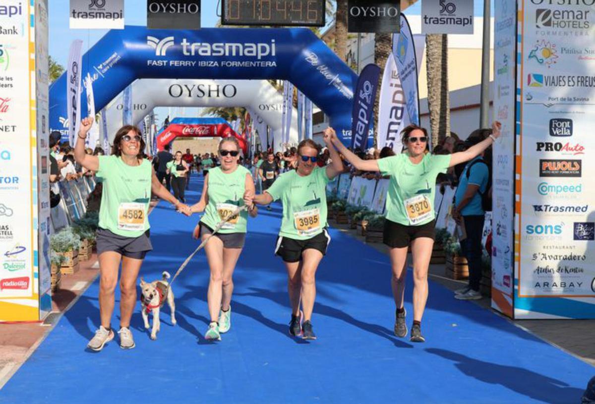 Hasta las mascotas tienen cabida en esta prueba. | J.A.RIERA