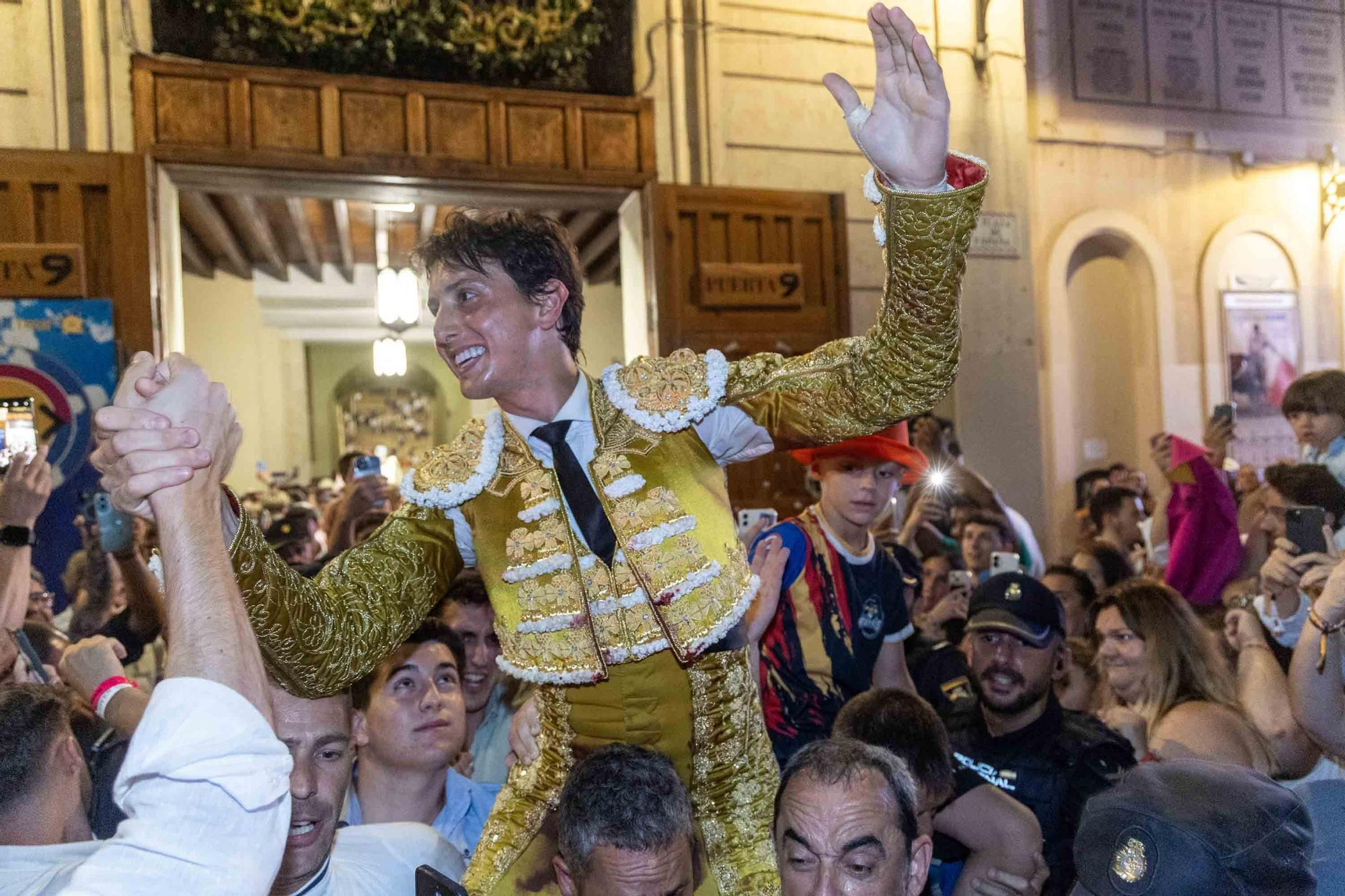 Manzanares, Roca Rey y Navalón no defraudan en la Feria de Hogueras 2025