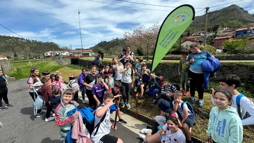 Estrechando lazos entre compañeros y con el entorno: así es la apuesta educativa de la escuela rural de Llanes