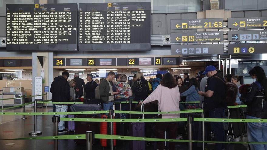 Truc a l’aeroport: el motiu pel qual sempre hauries de triar la fila esquerra en el control