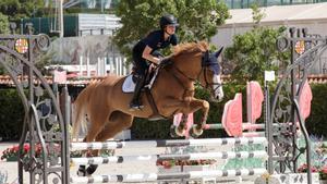 Sira Martínez con Guapa, una yegua de origen francés, se entrena en el Reial Club de Polo de Barcelona.