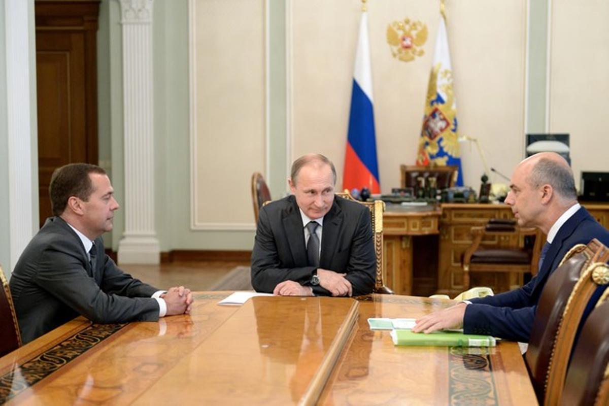 El president rus, Vladímir Putin, amb el primer ministre, Dmitri Medvédev, i el ministre de Finances, Anton Siluanov.