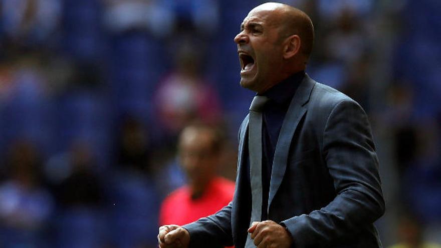 Paco Jémez da indicaciones a sus pupilos, en la banda técnica del estadio de Cornellá.