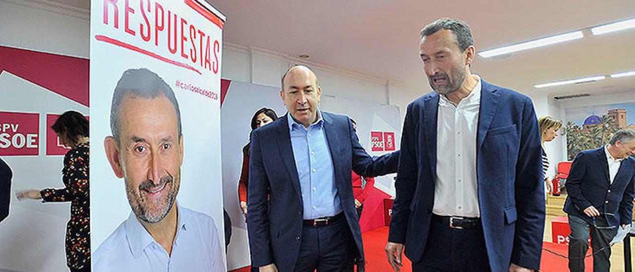 El secretario general del PSOE, Alejandro Soler, y el candidato, Carlos González, en la sede.