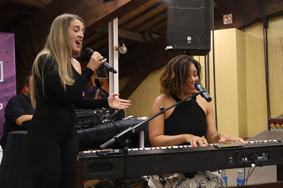 Laura Alcoba y Lieta Molinet interpretan dos canciones de Mecano