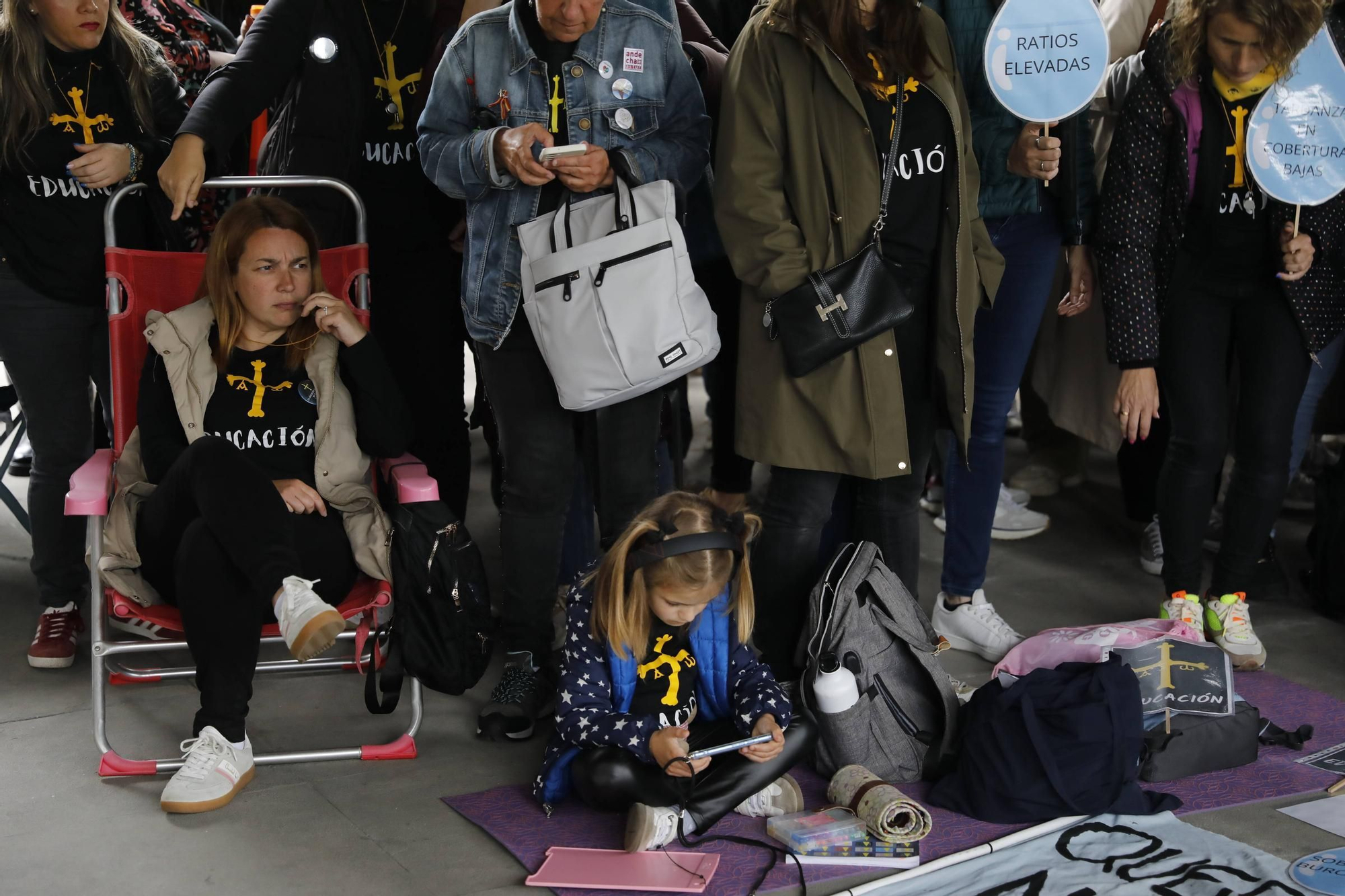 EN IMÁGENES: Cientos de profesores se concentran en Oviedo mientras Gobierno y sindicatos negocian