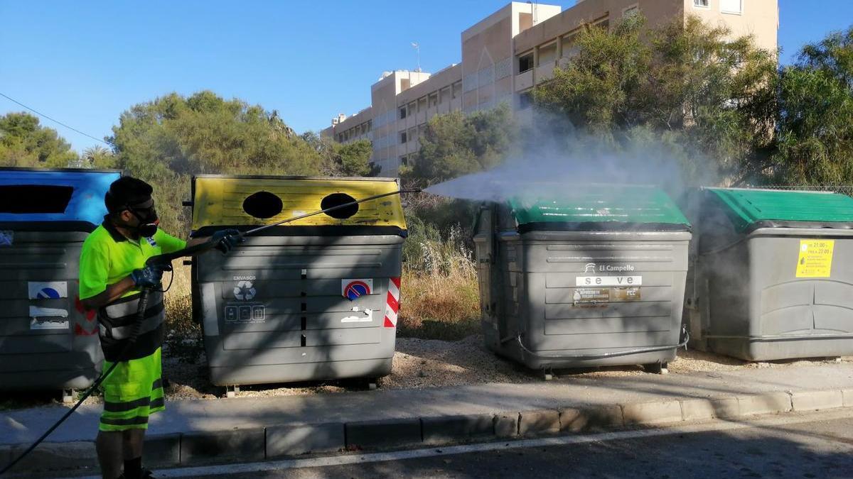 Desinfección de los contenedores de la recogida de basuras en El Campello