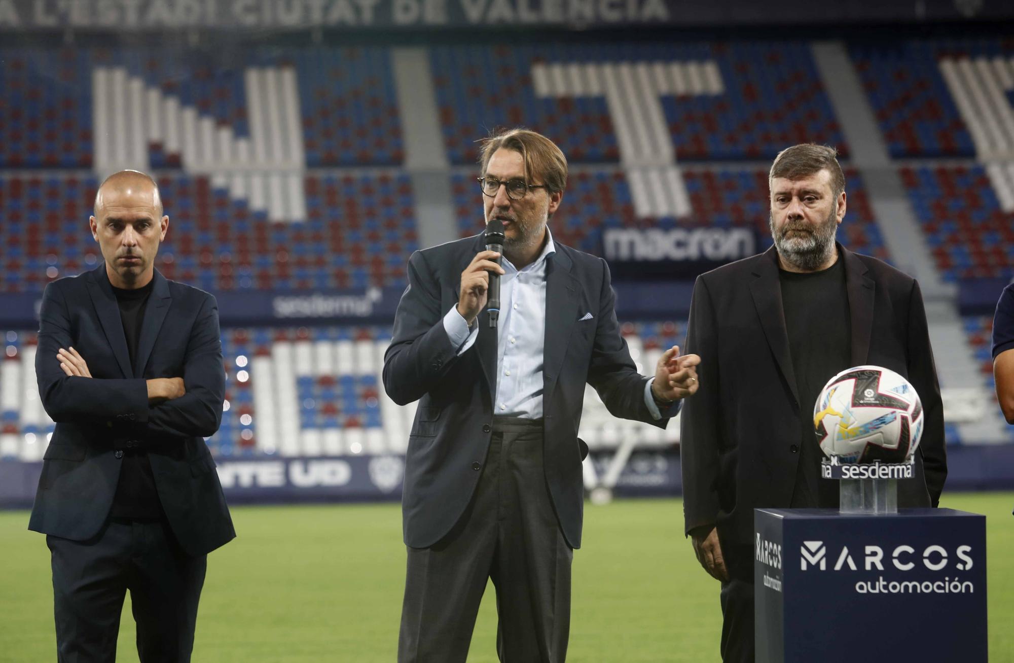 El Levante UD Iza la bandera con las peñas levantinistas