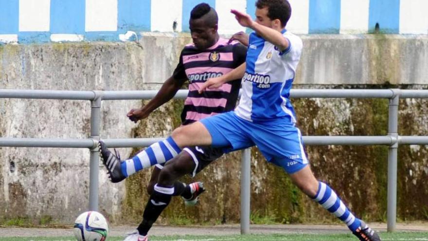 Álvaro Pozo pugna por un balón con Rony.