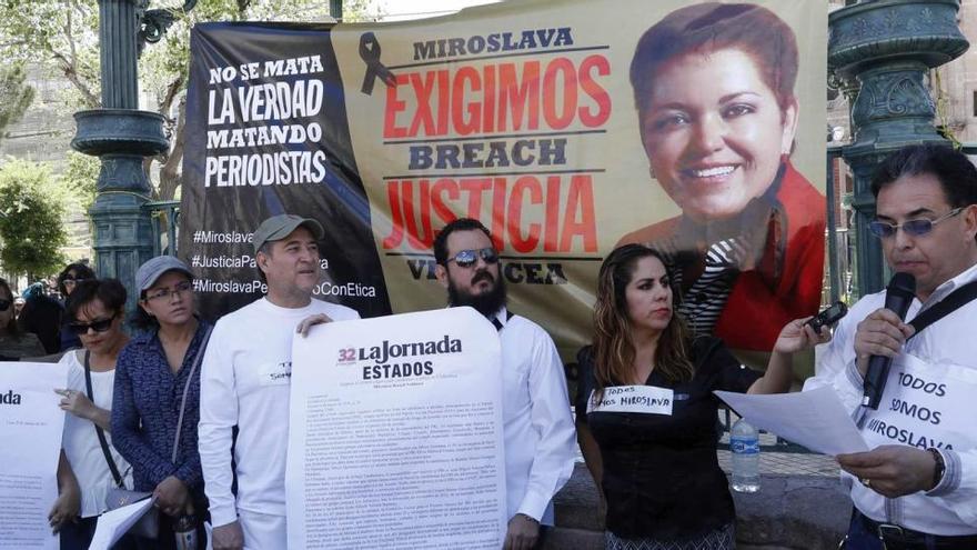 Compañeros de la periodista Miroslava Breach durante un acto celebrado en 2017 para exigir justicia por su asesinato.