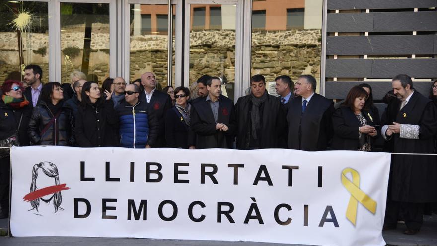 A la dreta, alguns dels advocats manresans que han participat en la concentració d&#039;aquest dilluns