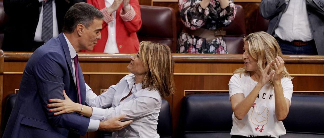 Pedro Sánchez y la ministra Raquel Sánchez se felicitan por la aprobación de la ley de vivvienda.