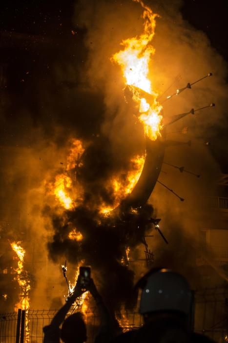 «Amor-Dolor», primer premio de la categoría Especial, arde pasada la una de la mañana bajo la atenta mirada de cientos de personas y una comisión emocionada