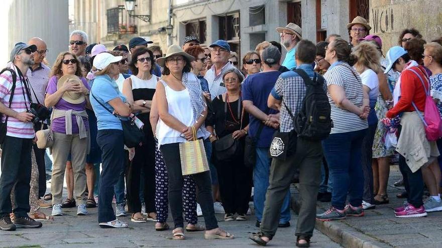 Un grupo de turistas, ayer, en la ciudad de Pontevedra. // Rafa Vázquez