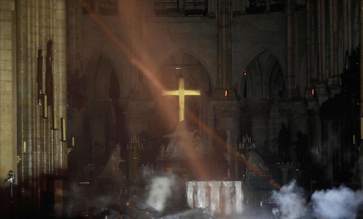 zentauroepp47778568 topshot   smoke rises around the alter in front of the cross190416095303