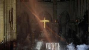 El altar de Notre Dame, tras el incendio.