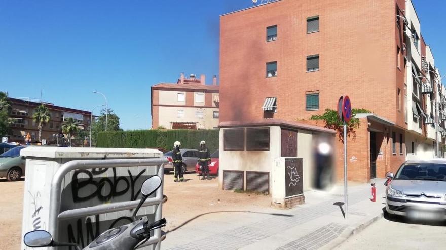 El incendio de un transformador deja dos horas sin luz la calle Arcos de la Frontera