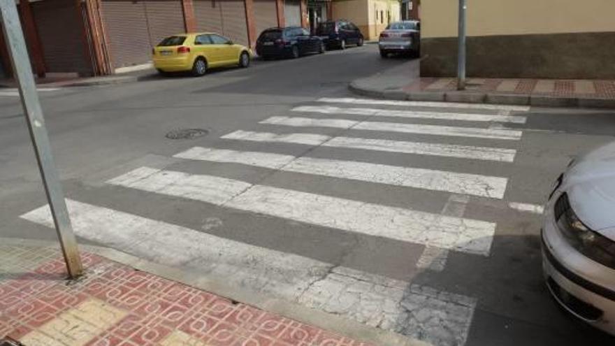 Un calzada sin rebaje en la calle Novelda.