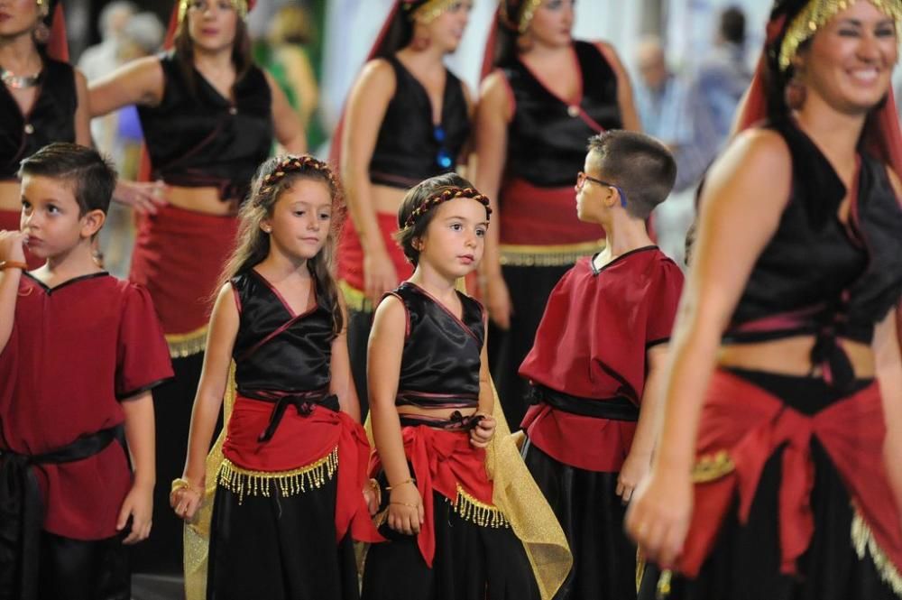 Desfile de Moros y Cristianos por las calles de Mu