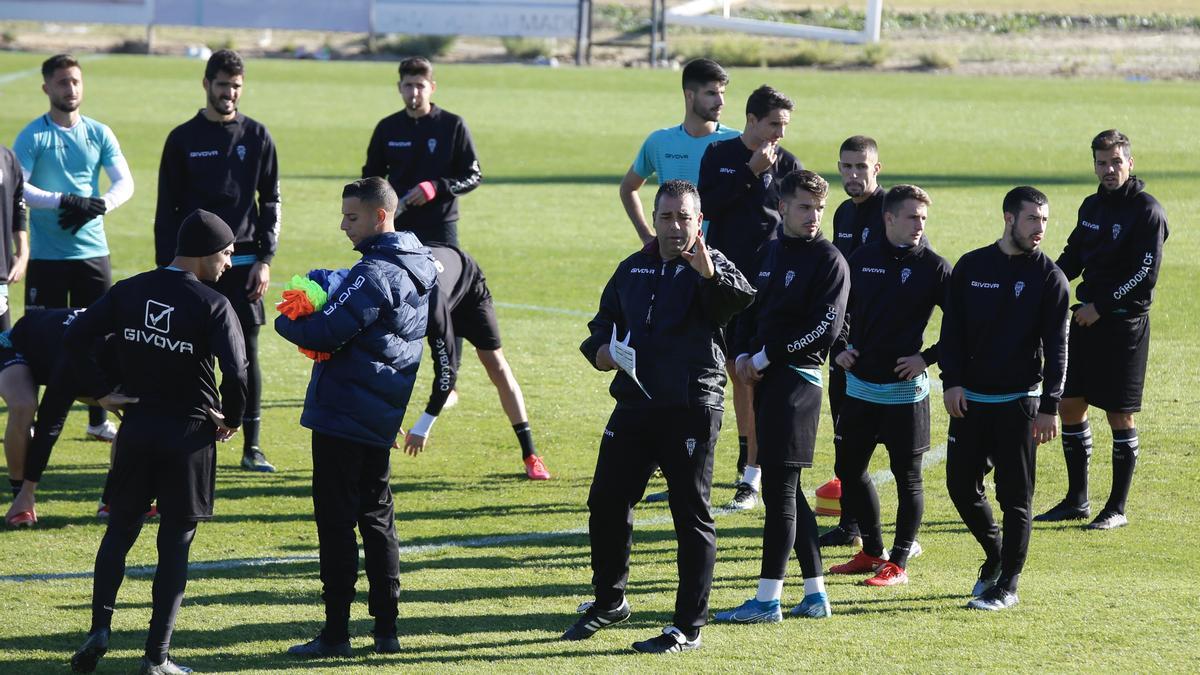 Miguel de las Cuevas, a la izquierda, escucha a Germán Crespo durante el entrenamiento del Córdoba CF, previo a la final de Copa RFEF, el pasado lunes.