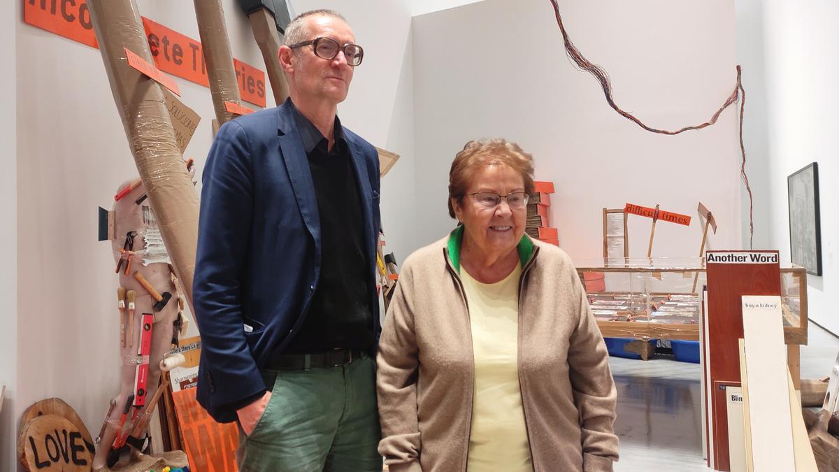 Helga de Alvear junto a Thomas Hirschhorn y su obra.