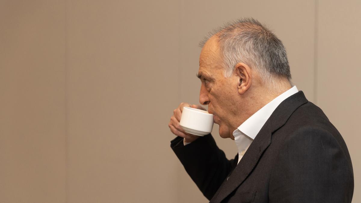 Archivo - El presidente de LaLiga, Javier Tebas, toma un café durante un desayuno informativo de Europa Press en el Hotel Rosewood Villa Magna en noviembre de 2022.