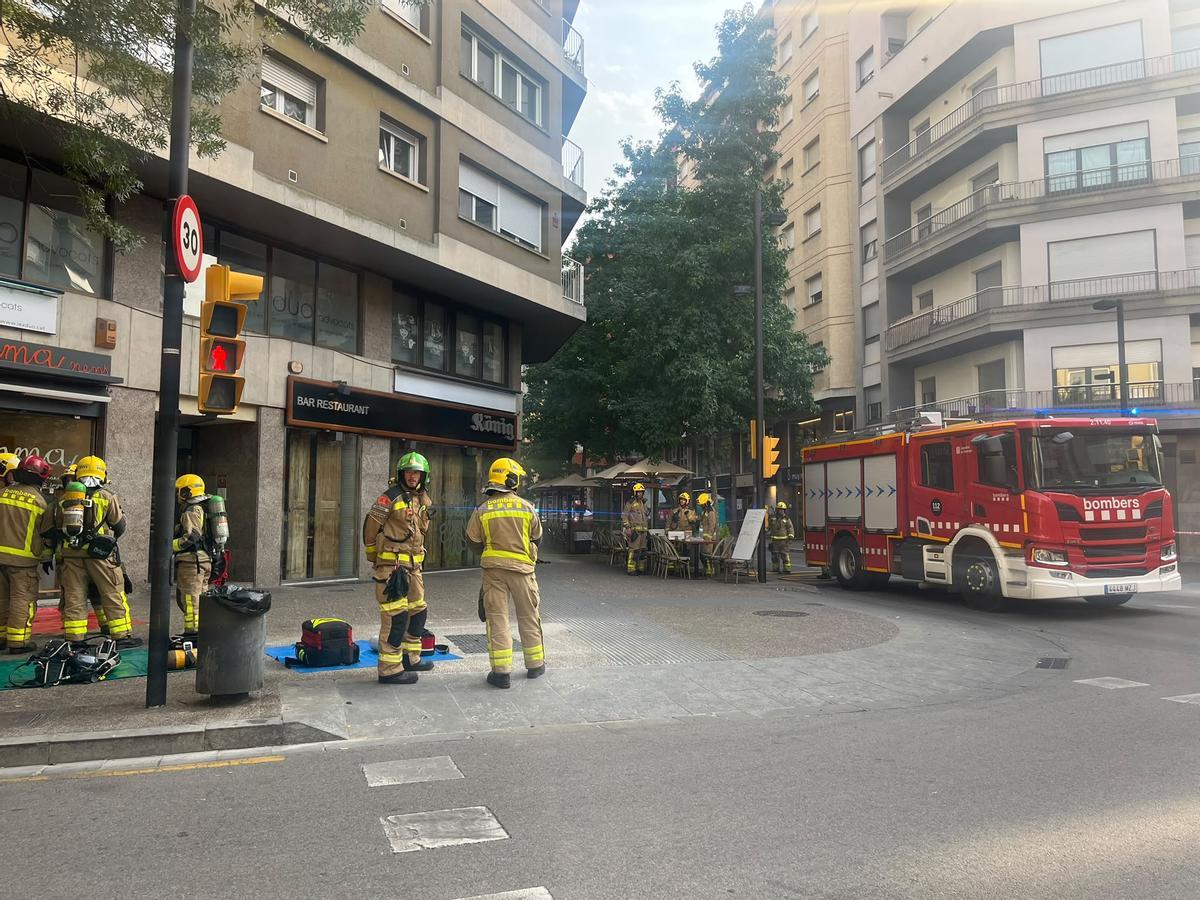 Les imatges d'un incendi en un aparcament al carrer Migdia de Girona