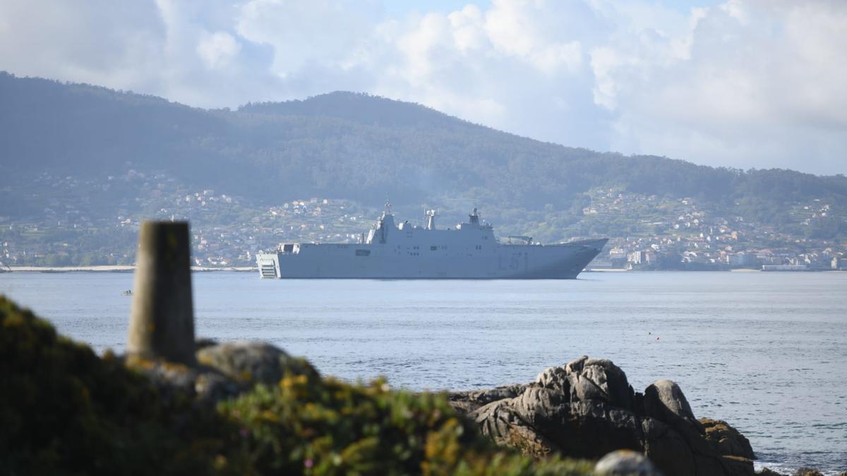 El buque &quot;Juan Carlos I&quot;, desde la playa de Areas, en Sanxenxo