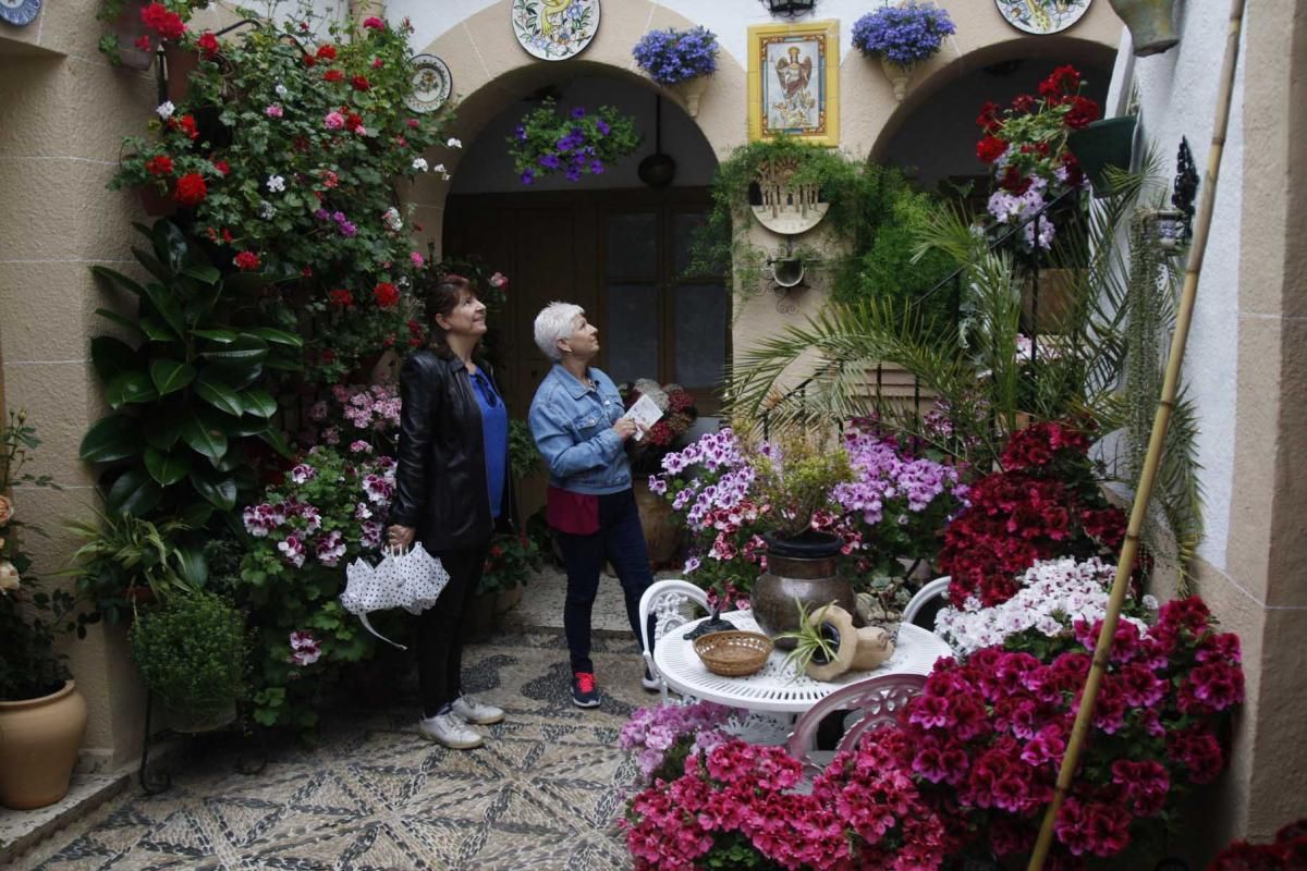 Colas y lluvia en el primer día de Fiesta de los Patios