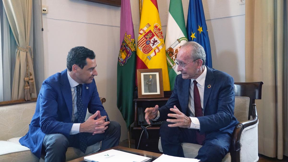 El alcalde, Francisco de la Torre, recibe al presidente de la Junta, Juanma Moreno, que realiza una visita institucional al Ayuntamiento.