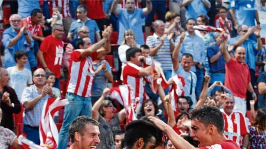 Lejeune, Ramalho, Mata, Granell i Aday s&#039;abracen a Sandaza després del gol que el davanter va anotar ara fa dues jornades a casa contra la Ponferradina.