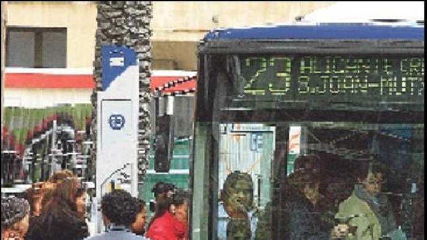 Usuarios subiendo a un autobús metropolitano de Alicante