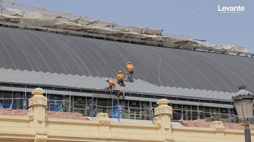 A la vista la cubierta de escamas de zinc de la Estación del Norte