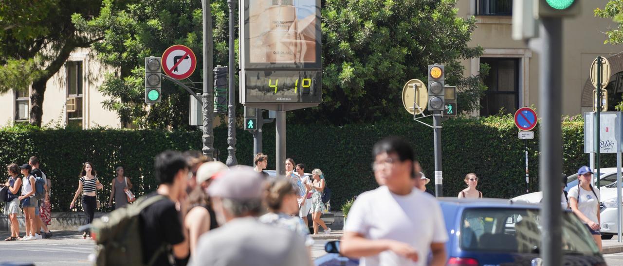 Un termómetro indica una temperatura de 41ºC durante la cuarta ola de calor del verano, a 22 de agosto de 2023