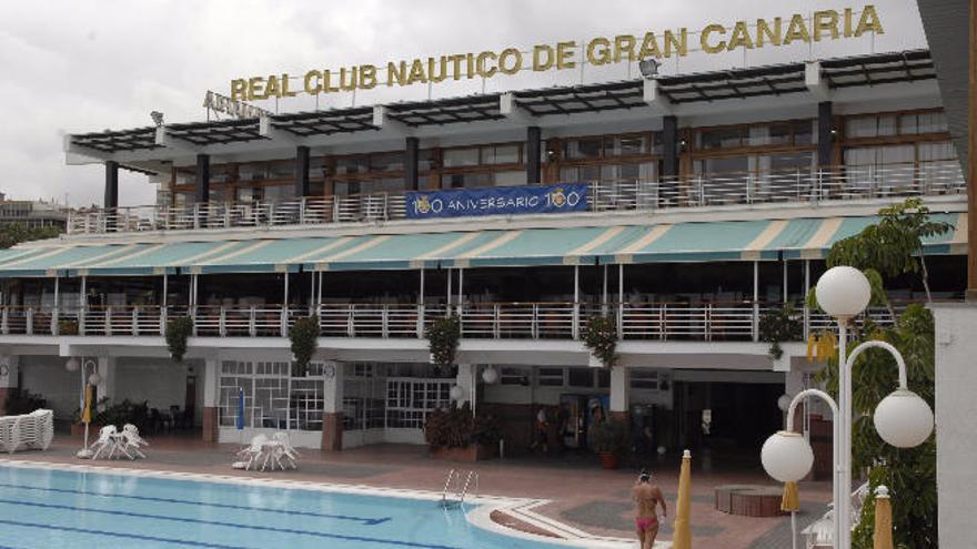 Los 45 aspirantes al timón del Club Náutico