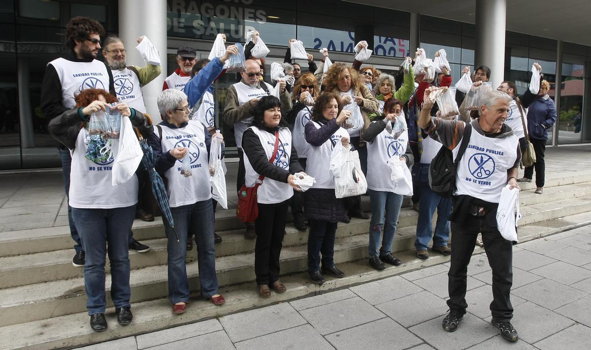 Una de las protestas de la Marea Blanca en el Departamento de Sanidad en contra del copago, en 2013.º