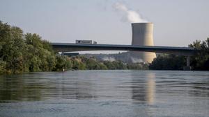 La torre de refrigeración de las centrales nucleares de Ascó I y II.
