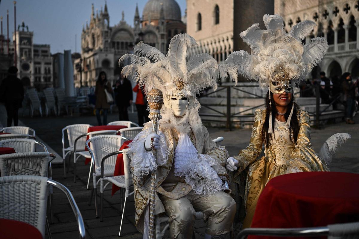 Trajes tradicionales desfilan durante el carnaval de Venecia