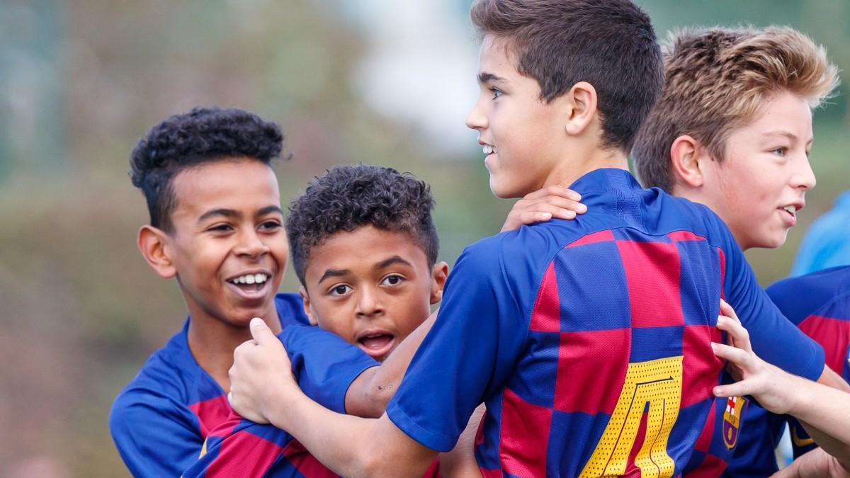 Lamine y Cubarsí celebran un gol en la cantera
