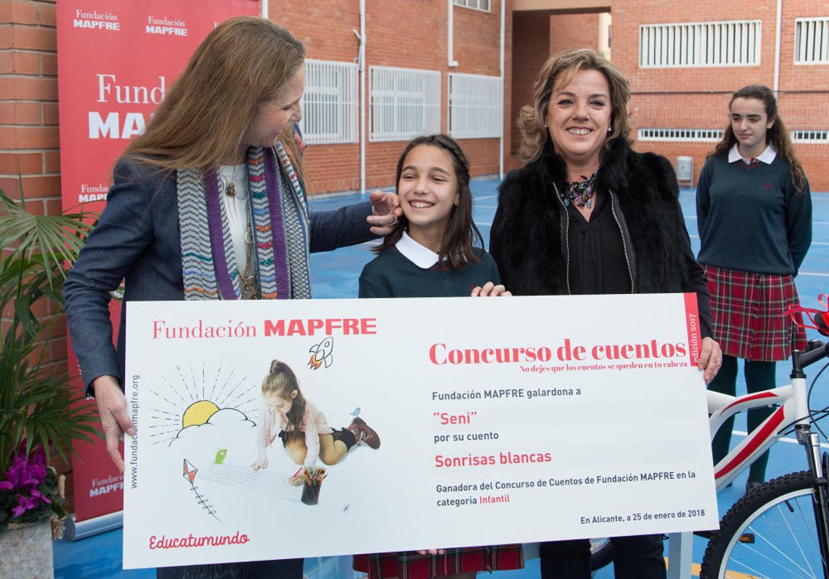 La Infanta Cristina entrega un premio de la Fundación Mapfre a una alumna del Colegio ALtozano La Infanta Cristina entrega un premio de la Fundación Mapfre a una alumna del Colegio ALtozano