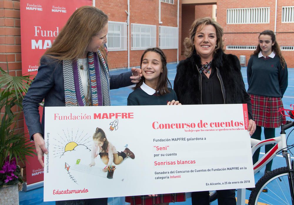 La Infanta Cristina entrega un premio de la Fundación Mapfre a una alumna del Colegio ALtozano