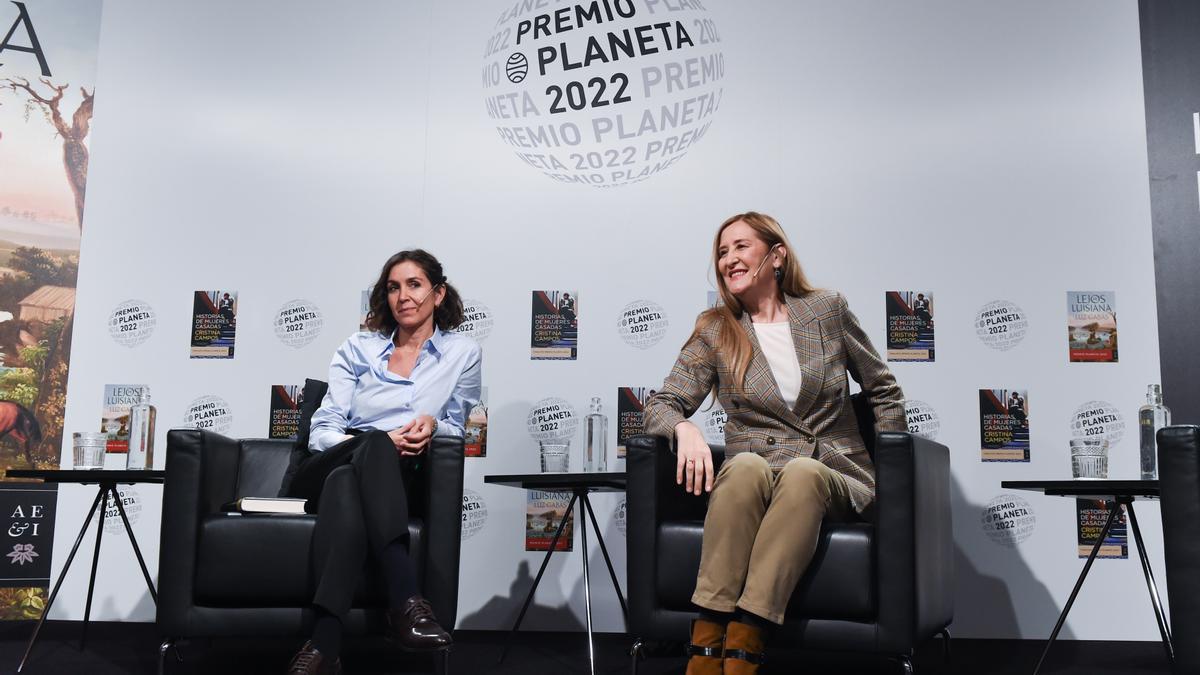 La finalista del Premio Planeta, Cristina Campos y la ganadora, la oscense Luz Gabás.