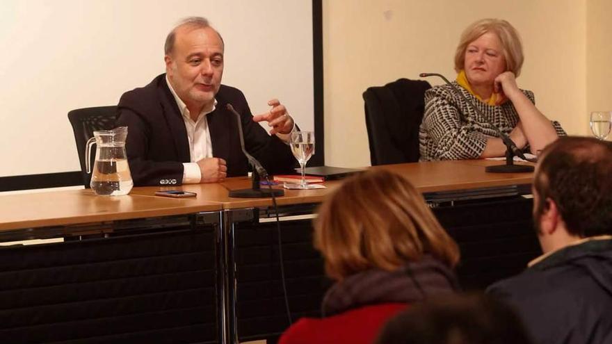 José Andrés Torres Mora, durante su intervención ante afiliados avilesinos.