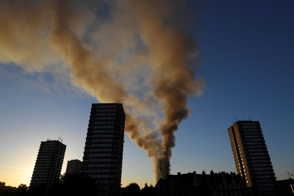 Incendi en un bloc de pisos de 27 plantes a Londres